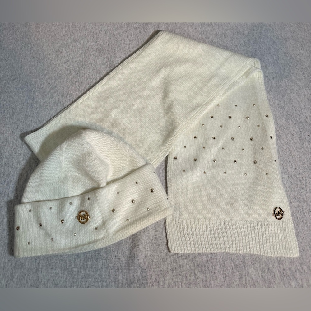 Michael Kors Embellished Beanie & Scarf Set – Cream‎ w/ Gold Studs 💛